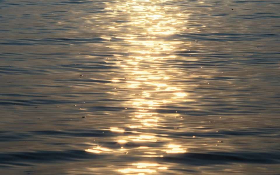 Sol refletido na água em arrasto — infraestrutura [IP] da HOUSECULTURA (imagem provisória)