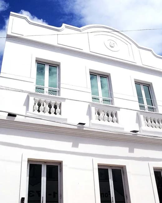 Fachada branca em estilo colonial da Casa da Ribeira, equipamento cultural erguido com a HOUSECULTURA