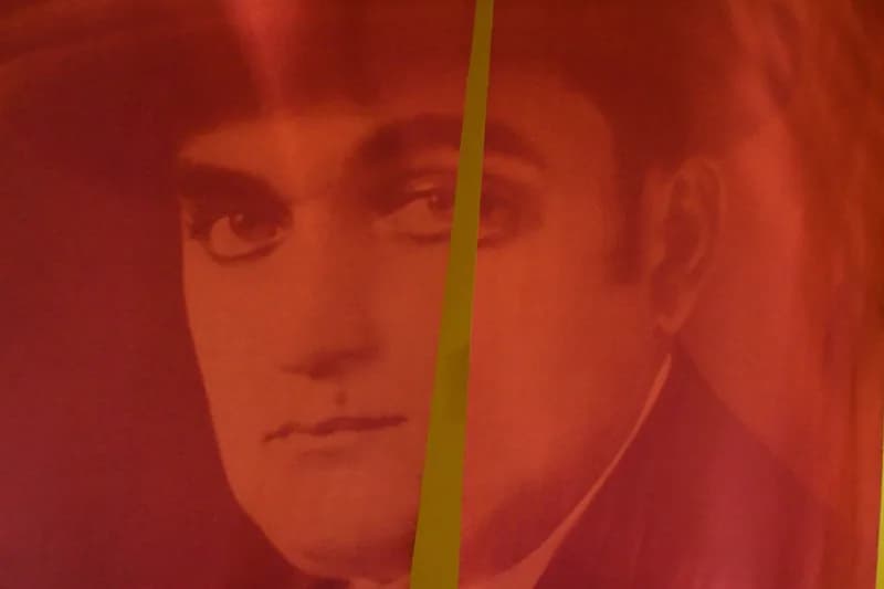 Retrato ampliado de Luís da Câmara Cascudo sob luz vermelha na exposição O Tempo Eu e Vc, case HOUSECULTURA