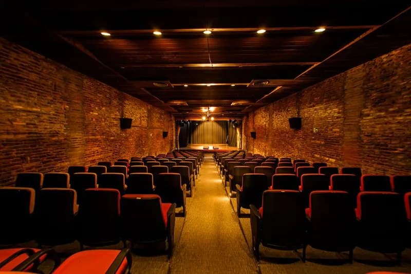 Plateia de poltronas vermelhas da sala de espetáculos da Casa da Ribeira, case HOUSECULTURA