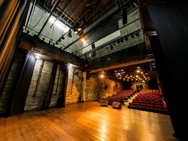 Palco de madeira da Casa da Ribeira visto de lado, com a plateia ao fundo, case HOUSECULTURA