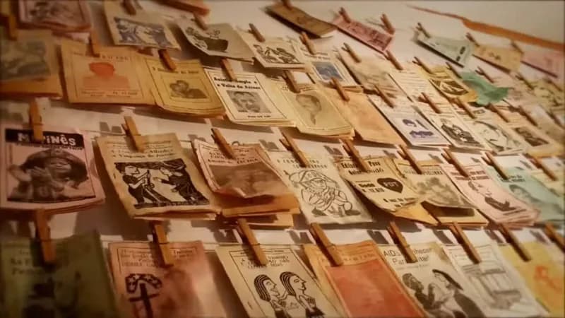 Folhetos de cordel pendurados com prendedores em varais sobrepostos, websérie DôMóValô da HOUSECULTURA