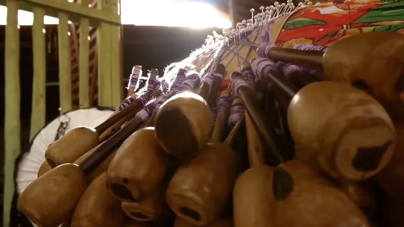 Bilros de madeira e cabaças sobre a almofada de renda em oficina, websérie DôMóValô da HOUSECULTURA
